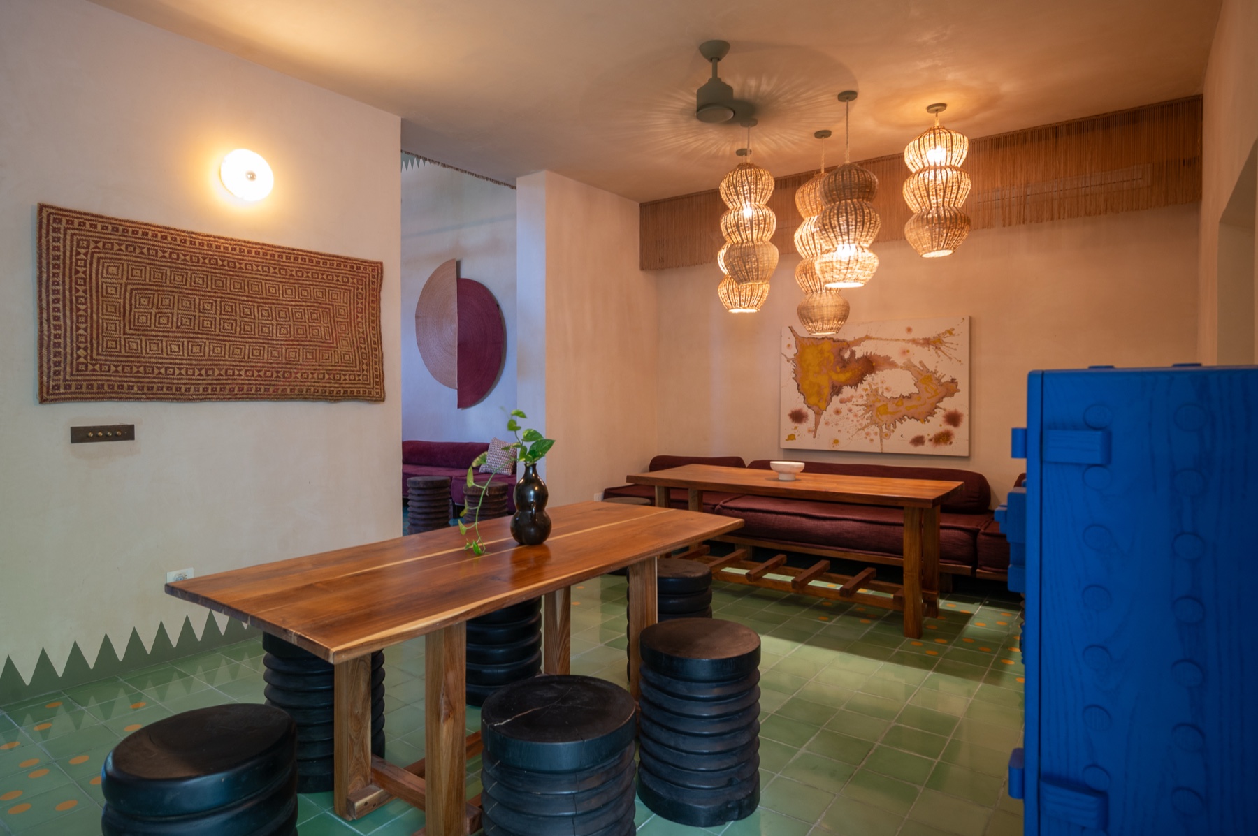 Casa Querida comedor — azulejos jade, lámparas de mimbre