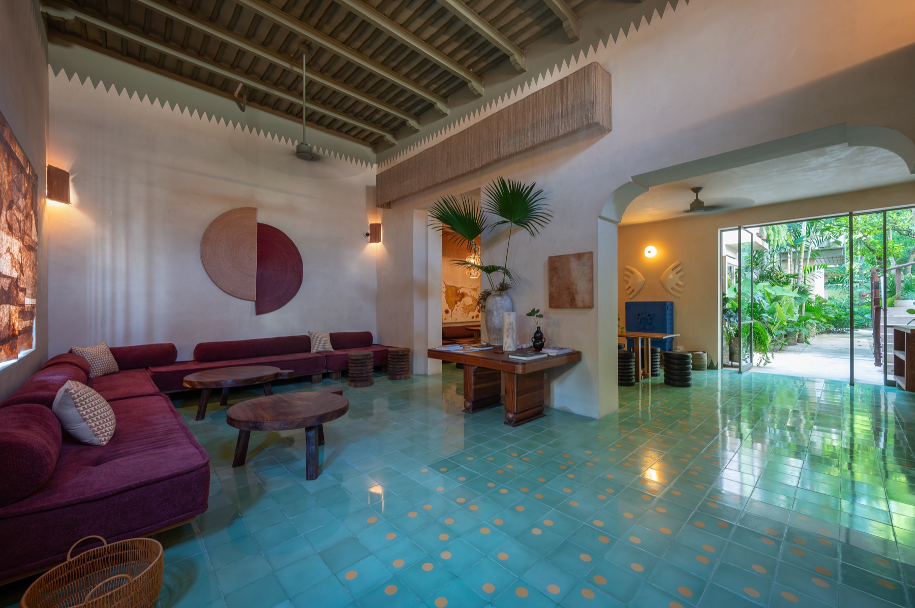 Sala de recepción — teal dot tiles, garden arches